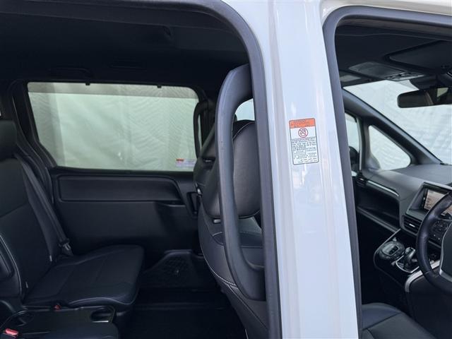 エスクァイア ハイブリッドＧｉ　バックカメラ　衝突被害軽減システム　ＥＴＣ　両側電動スライド　ＬＥＤヘッドランプ　乗車定員７人　３列シート　ワンオーナー　フルエアロ　記録簿（20枚目）