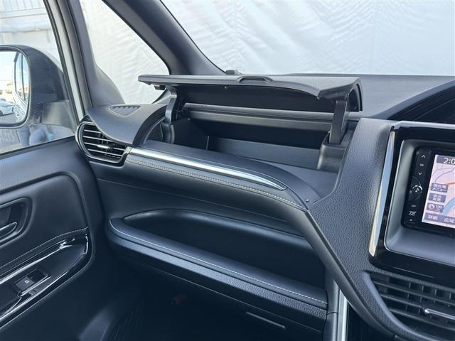 エスクァイア ハイブリッドＧｉ　バックカメラ　衝突被害軽減システム　ＥＴＣ　両側電動スライド　ＬＥＤヘッドランプ　乗車定員７人　３列シート　ワンオーナー　フルエアロ　記録簿（22枚目）