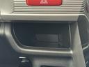 運転席前の小物入れです!手を伸ばすとすぐに取り出せるので使い勝手の良い収納です!