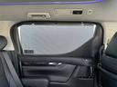 後席の窓ガラスには日差しや紫外線を防ぐ格納式サンシェードが装備されています!