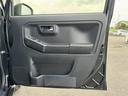 運転席ドアの内張（ドアトリム）です。使用感が少なく、目立つ傷や汚れもなくとてもきれいな状態です。ドリンクホルダーや収納スペースも備わっています！