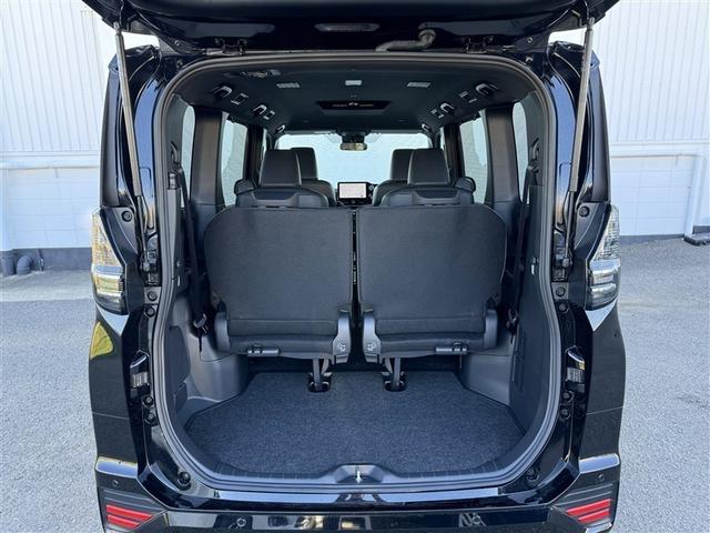 ヴォクシー ハイブリッドＳ－Ｚ　フルセグ　メモリーナビ　ＤＶＤ再生　ミュージックプレイヤー接続可　バックカメラ　衝突被害軽減システム　ＥＴＣ　両側電動スライド　ＬＥＤヘッドランプ　乗車定員７人　３列シート　ワンオーナー　記録簿（6枚目）