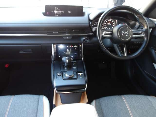 �h���C�o�[�𒆐S�ɑ���@���v��ނ����E�Ώ̂ɔz�u�����R�b�N�s�b�g�B�q���[�}���C���^�[�t�F�C�X�D��Ƃ��鎖�ŁA��J�y������S�ɂ��q����܂��B