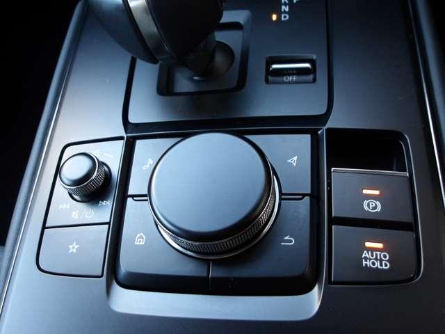 �}�c�_�R�l�N�g�𑀍삷��ׂ̃R�}���_�[�R���g���[���́A��]�E�`���g�E�v�b�V�����삪�\�ȃ��[�^���[�X�C�b�`�ƃ{�^����g�ݍ��킹�����j�b�g�ł��B�f�B�X�v���C�ɕ\�������S�Ă̍��ڂ𑀍�ł��܂��B