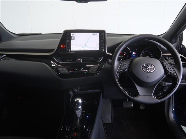 スタイリッシュなデザインのインパネ。各操作スイッチは使い易い位置に配置されてます。