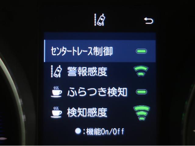レーンディパーチャーアラートとは車線、又は走路からの逸脱の可能性を警告すると共に、車線、又は走路からの逸脱を避けるためのハンドル操作の一部を支援する機能です。詳細は販売店スタッフまでお尋ね下さい。