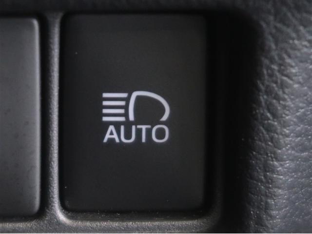 オートマチックハイビームとは、先行車や対向車のライトを認識し、ハイビームとロービームを自動で切り替える機能です。夜道の視界を確保します。詳細は販売店スタッフまでお尋ね下さい。