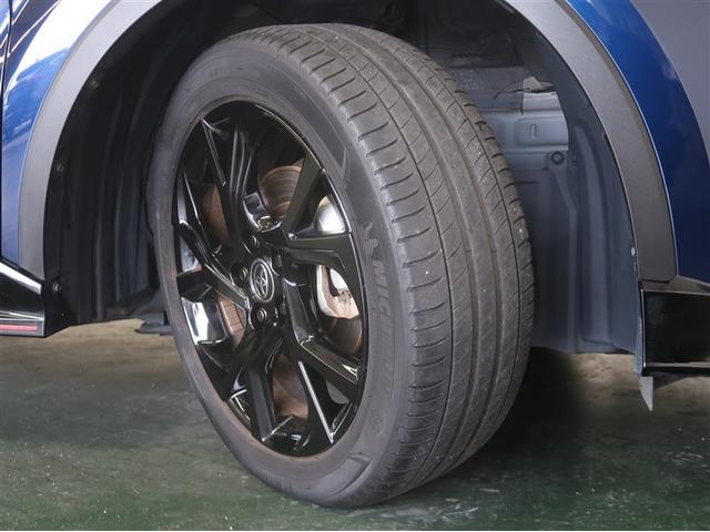 スポーティな印象を与える純正ホイールです。何処までも走って行来たくなるようなデザインですね♪