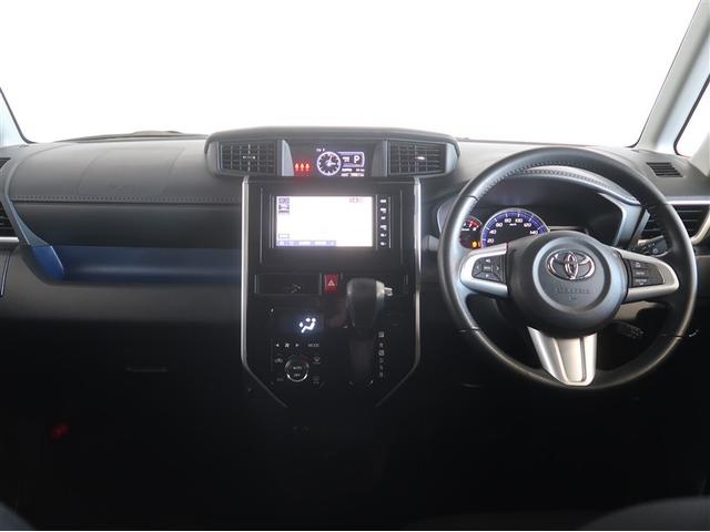 スタイリッシュなデザインのインパネ。各操作スイッチは使い易い位置に配置されてます。