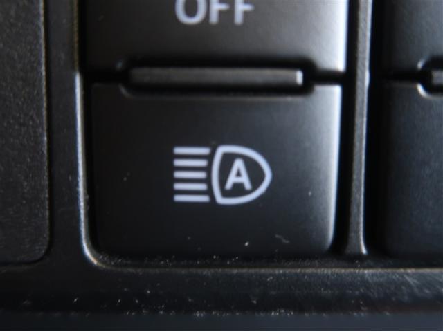 オートマチックハイビームとは、先行車や対向車のライトを認識し、ハイビームとロービームを自動で切り替える機能です。夜道の視界を確保します。詳細は販売店スタッフまでお尋ね下さい。