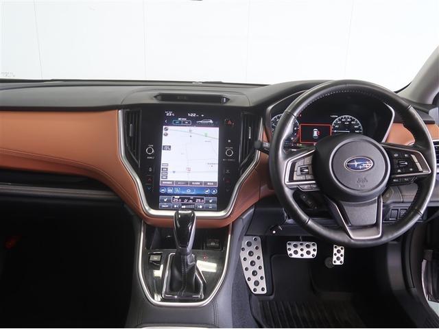 スタイリッシュなデザインのインパネ。各操作スイッチは使い易い位置に配置されてます。