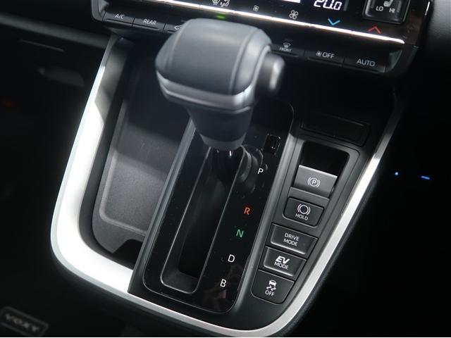 ヴォクシー ハイブリッドＳ－Ｚ　パワーウィンドウ　ＤＶＤ再生機能　インテリキー　横滑防止装置　地デジＴＶ　アクティブクルーズコントロール　１オナ　フルオートエアコン　リアカメラ　エアバッグ　ＡＢＳ　１００Ｖ充電　ナビＴＶ　ＷＡＣ（24枚目）