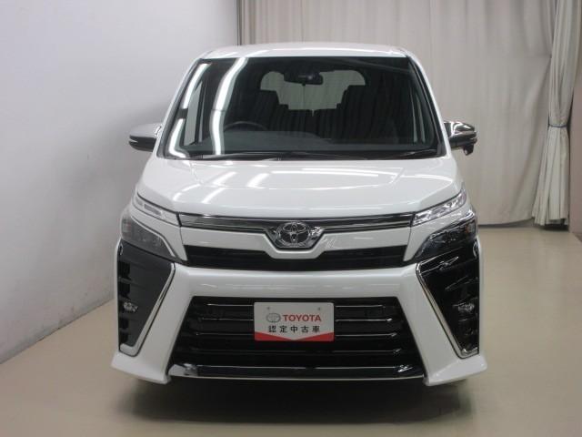 ヴォクシー ＺＳ　煌ＩＩＩ　４ＷＤ　フルセグ　メモリーナビ　ＤＶＤ再生　後席モニター　バックカメラ　衝突被害軽減システム　ＥＴＣ　両側電動スライド　ＬＥＤヘッドランプ　乗車定員７人　３列シート　アイドリングストップ（3枚目）