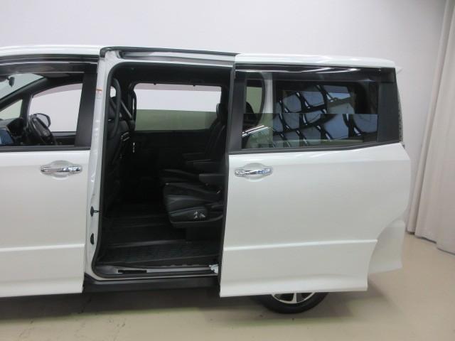 ヴォクシー ＺＳ　煌ＩＩＩ　４ＷＤ　フルセグ　メモリーナビ　ＤＶＤ再生　後席モニター　バックカメラ　衝突被害軽減システム　ＥＴＣ　両側電動スライド　ＬＥＤヘッドランプ　乗車定員７人　３列シート　アイドリングストップ（9枚目）