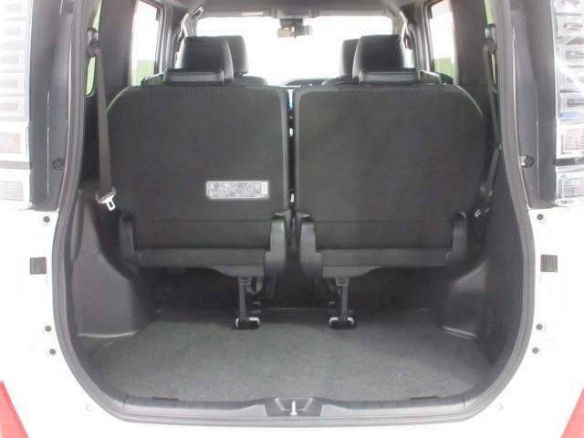 ヴォクシー ＺＳ　煌ＩＩＩ　４ＷＤ　フルセグ　メモリーナビ　ＤＶＤ再生　後席モニター　バックカメラ　衝突被害軽減システム　ＥＴＣ　両側電動スライド　ＬＥＤヘッドランプ　乗車定員７人　３列シート　アイドリングストップ（30枚目）