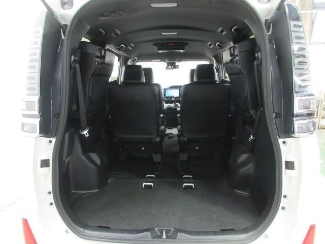 ヴォクシー ＺＳ　煌ＩＩＩ　４ＷＤ　フルセグ　メモリーナビ　ＤＶＤ再生　後席モニター　バックカメラ　衝突被害軽減システム　ＥＴＣ　両側電動スライド　ＬＥＤヘッドランプ　乗車定員７人　３列シート　アイドリングストップ（31枚目）