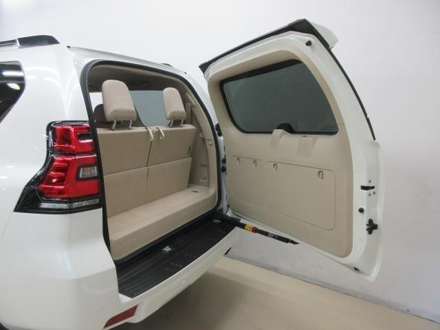 ランドクルーザープラド ＴＸ　Ｌパッケージ　マットブラックエディション　革シート　サンルーフ　４ＷＤ　フルセグ　メモリーナビ　バックカメラ　衝突被害軽減システム　ＥＴＣ　ＬＥＤヘッドランプ　乗車定員７人　３列シート（11枚目）