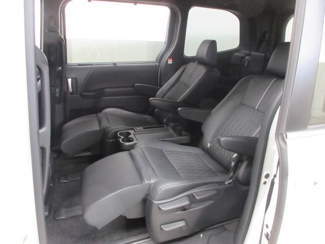 ノア ハイブリッドＳ－Ｚ　フルセグ　メモリーナビ　ＤＶＤ再生　後席モニター　バックカメラ　衝突被害軽減システム　ＥＴＣ　両側電動スライド　ＬＥＤヘッドランプ　乗車定員７人　３列シート（9枚目）