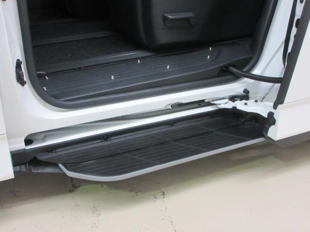 ノア ハイブリッドＳ－Ｚ　フルセグ　メモリーナビ　ＤＶＤ再生　後席モニター　バックカメラ　衝突被害軽減システム　ＥＴＣ　両側電動スライド　ＬＥＤヘッドランプ　乗車定員７人　３列シート（11枚目）