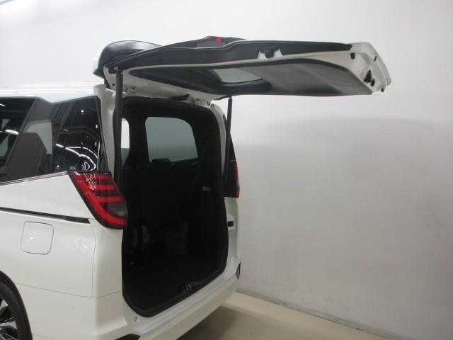 ノア ハイブリッドＳ－Ｚ　フルセグ　メモリーナビ　ＤＶＤ再生　後席モニター　バックカメラ　衝突被害軽減システム　ＥＴＣ　両側電動スライド　ＬＥＤヘッドランプ　乗車定員７人　３列シート（12枚目）