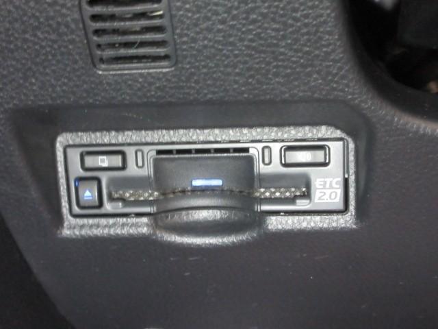 ノア ハイブリッドＳ－Ｚ　フルセグ　メモリーナビ　ＤＶＤ再生　後席モニター　バックカメラ　衝突被害軽減システム　ＥＴＣ　両側電動スライド　ＬＥＤヘッドランプ　乗車定員７人　３列シート（18枚目）