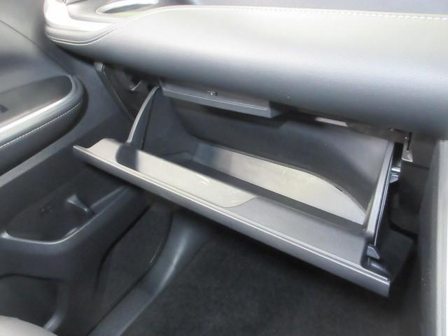 ノア ハイブリッドＳ－Ｚ　フルセグ　メモリーナビ　ＤＶＤ再生　後席モニター　バックカメラ　衝突被害軽減システム　ＥＴＣ　両側電動スライド　ＬＥＤヘッドランプ　乗車定員７人　３列シート（24枚目）