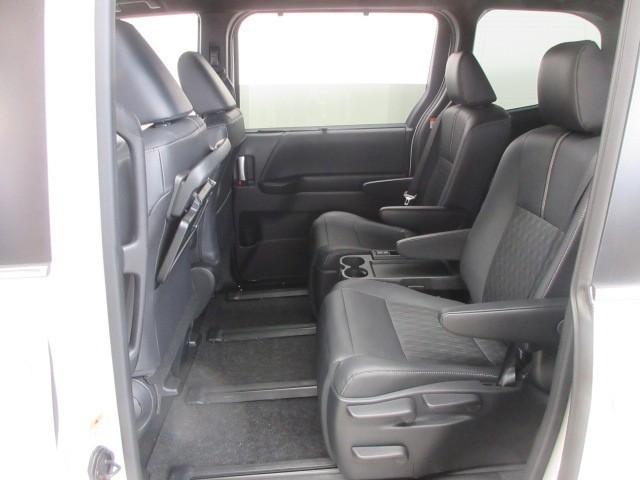 ノア ハイブリッドＳ－Ｚ　フルセグ　メモリーナビ　ＤＶＤ再生　後席モニター　バックカメラ　衝突被害軽減システム　ＥＴＣ　両側電動スライド　ＬＥＤヘッドランプ　乗車定員７人　３列シート（30枚目）