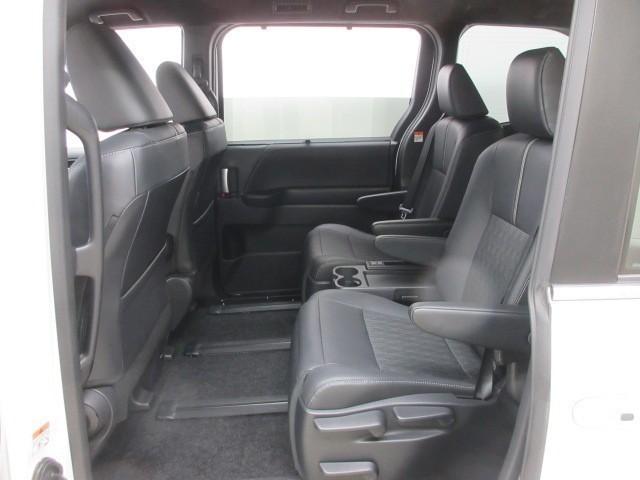 ノア ハイブリッドＳ－Ｚ　フルセグ　メモリーナビ　ＤＶＤ再生　後席モニター　バックカメラ　衝突被害軽減システム　ＥＴＣ　ドラレコ　両側電動スライド　ＬＥＤヘッドランプ　乗車定員７人　３列シート（32枚目）