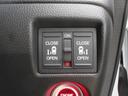 運転席からもスイッチ1つでリヤドアを開閉する事ができます。