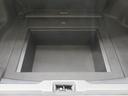 荷室床下にも収納スペースがあります。