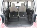 後席の背もたれを倒すと大きな荷物を積む事ができます。