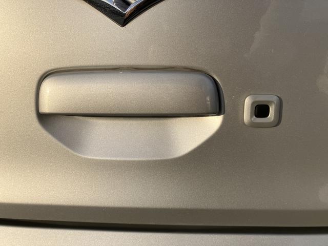 ���N�G�X�g�X�C�b�`�̓o�b�N�h�A�ɂ��t���Ă܂����L�[���|�P�b�g�̓o�b�N�ɓ������܂܂ł̌��̊J���\�ɂ��܂��B