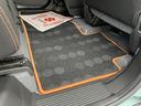 純正フロアマット付きです。
