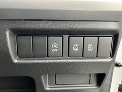 運転席側のこちらのスイッチから後席スライドドアの開閉操作が可能です。 7