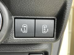 運転席前のこちらのスイッチから後席スライドドアの開閉操作が可能です。 5