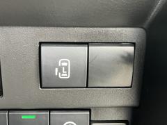 運転席前のこちらのスイッチから後席左スライドドアの開閉操作が可能です。 7