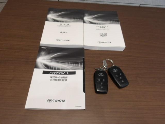 ノア Ｇ　トヨタ認定中古車　先進ライト　ミュージックプレイヤー接続可　バックカメラ　衝突被害軽減システム　ＥＴＣ　両側電動スライド　ＬＥＤヘッドランプ　ウオークスルー　乗車定員７人　３列シート　ワンオーナー（12枚目）