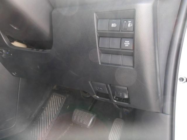 ノア Ｇ　トヨタ認定中古車　先進ライト　ミュージックプレイヤー接続可　バックカメラ　衝突被害軽減システム　ＥＴＣ　両側電動スライド　ＬＥＤヘッドランプ　ウオークスルー　乗車定員７人　３列シート　ワンオーナー（16枚目）