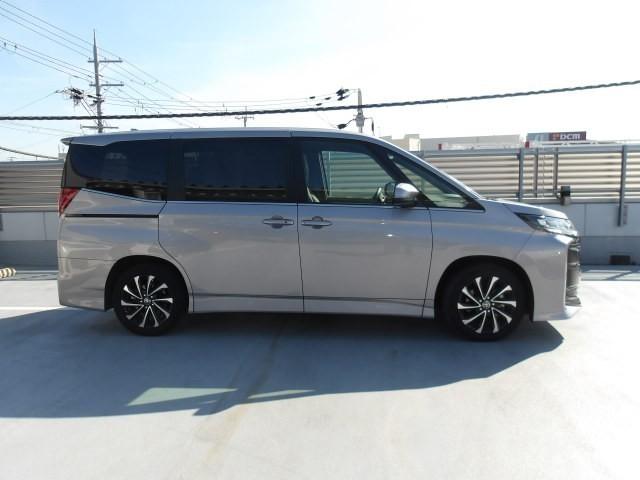 ノア ハイブリッドS-Z 元試乗車 トヨタ認定中古車 バックカメラ 衝突被害軽減システム ETC 両側電動スライド LEDヘッドランプ 乗車定員7人 3列シート(2枚目)