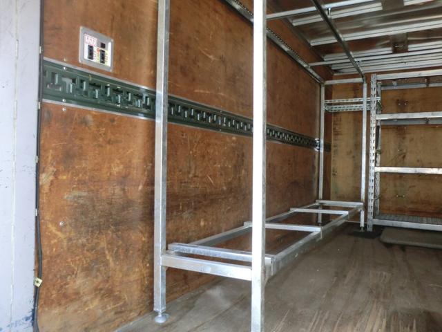 トヨエース ２トンロングアルミバン　跳ね上げ式パワーゲート　６速ＡＴ　バックカメラ・ＥＴＣ車載器・社外ポータブルナビ　バックカメラ・社外オーディオ（6枚目）