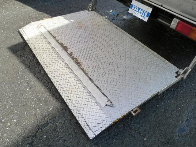 トヨエース ２トンロングアルミバン　跳ね上げ式パワーゲート　６速ＡＴ　バックカメラ・ＥＴＣ車載器・社外ポータブルナビ　バックカメラ・社外オーディオ（8枚目）