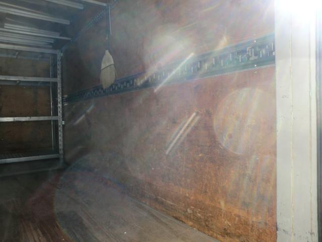 トヨエース ２トンロングアルミバン　跳ね上げ式パワーゲート　６速ＡＴ　バックカメラ・ＥＴＣ車載器・社外ポータブルナビ　バックカメラ・社外オーディオ（30枚目）