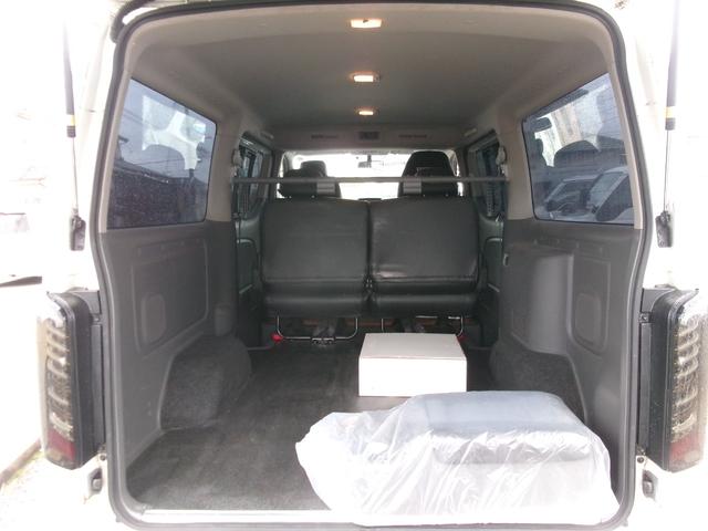 ＮＶ３５０キャラバンバン ロングライダープレミアムＧＸターボ　ワンオーナー　エアコン　パワステ　パワーウインドウ　エアバック　ＡＢＳ　５ドア　ＥＴＣ　　フロントリップ　社外サス　社外マフラー　アルミホイール　スマートキー　プッシュスタート　社外シート　社外テール（17枚目）