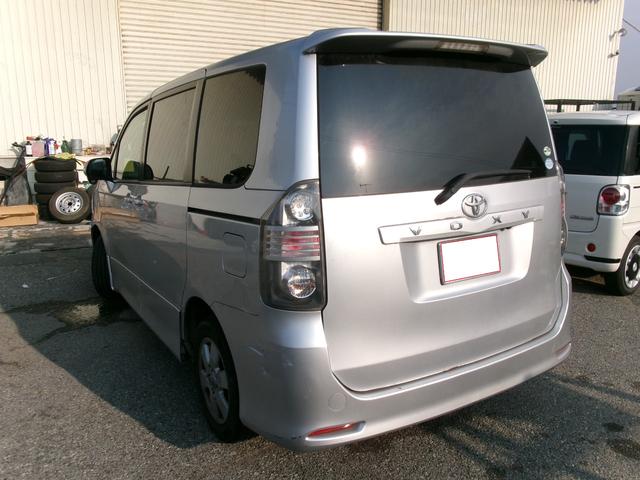 ヴォクシー Ｚ　エアコン　パワステ　パワーウインドウ　エアバック　ＡＢＳ　電動スライドドア　ＨＤＤナビ　バックカメラ　スマートキー　プッシュスタート（7枚目）