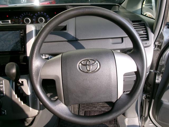 ヴォクシー Ｚ　エアコン　パワステ　パワーウインドウ　エアバック　ＡＢＳ　電動スライドドア　ＨＤＤナビ　バックカメラ　スマートキー　プッシュスタート（8枚目）