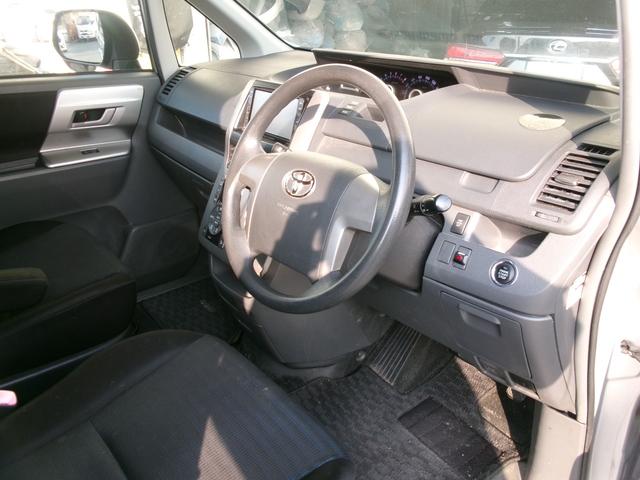 ヴォクシー Ｚ　エアコン　パワステ　パワーウインドウ　エアバック　ＡＢＳ　電動スライドドア　ＨＤＤナビ　バックカメラ　スマートキー　プッシュスタート（9枚目）