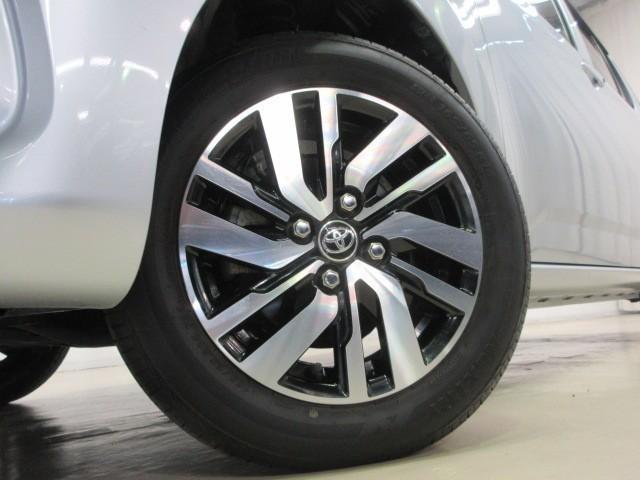 スポーティな印象を与える純正ホイールです。どこまでも走っていきたくなるようなデザインですね♪