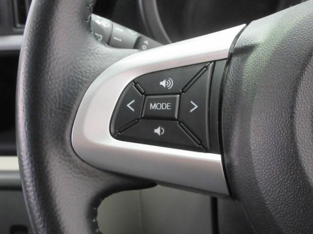 ステアリングスイッチ付き。前方から目を離すことなく操作することが可能です。