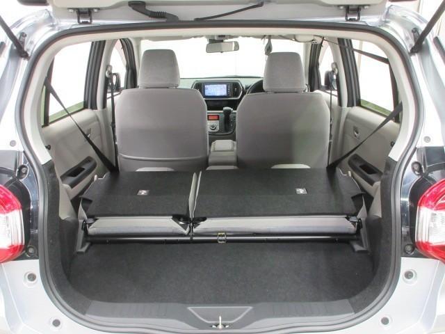 少し段差ができますが、後席の背もたれを倒すと大きな荷物を積む事ができます。