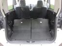 後席の背もたれを倒すと大きな荷物を積む事ができます。